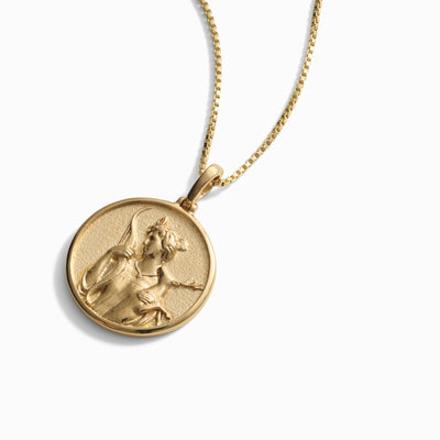 Standard round Artemis pendant on  a box chain in gold